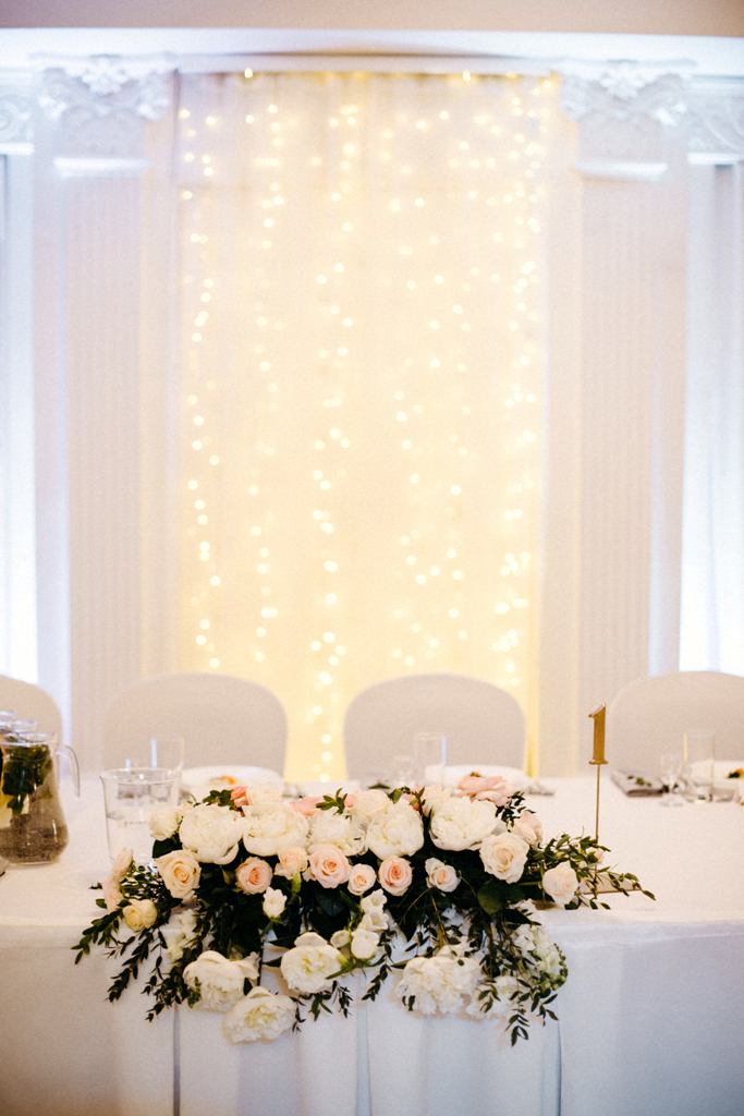 7. stół Pary Młdej, bukiety na stołach, konsultant ślubny, piwonie na ślubie i weselu, ścianka za Parą Młodą