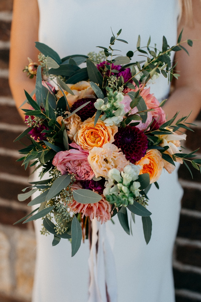 bukiet ślubny, bukiet ze wstążkami, kolorowe kwiaty na ślub i wesele
