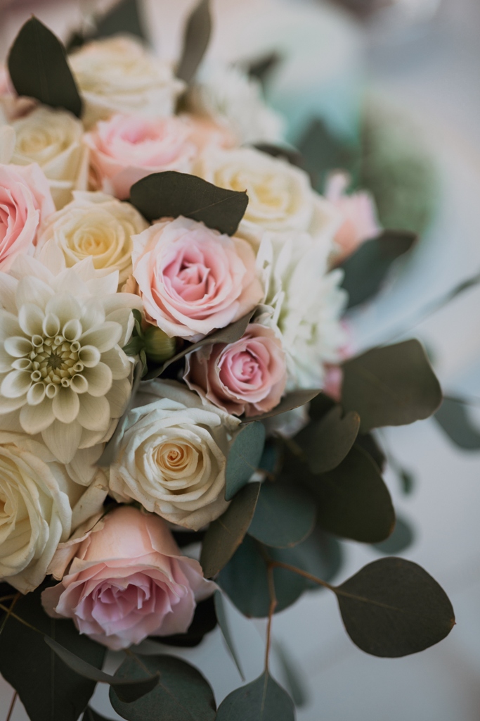 bukiet ślubny z jasnych kwiatów, dalie, róże, eukaliptus