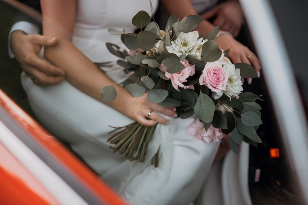 bukiet ślubny z różowych i białych kwiatów