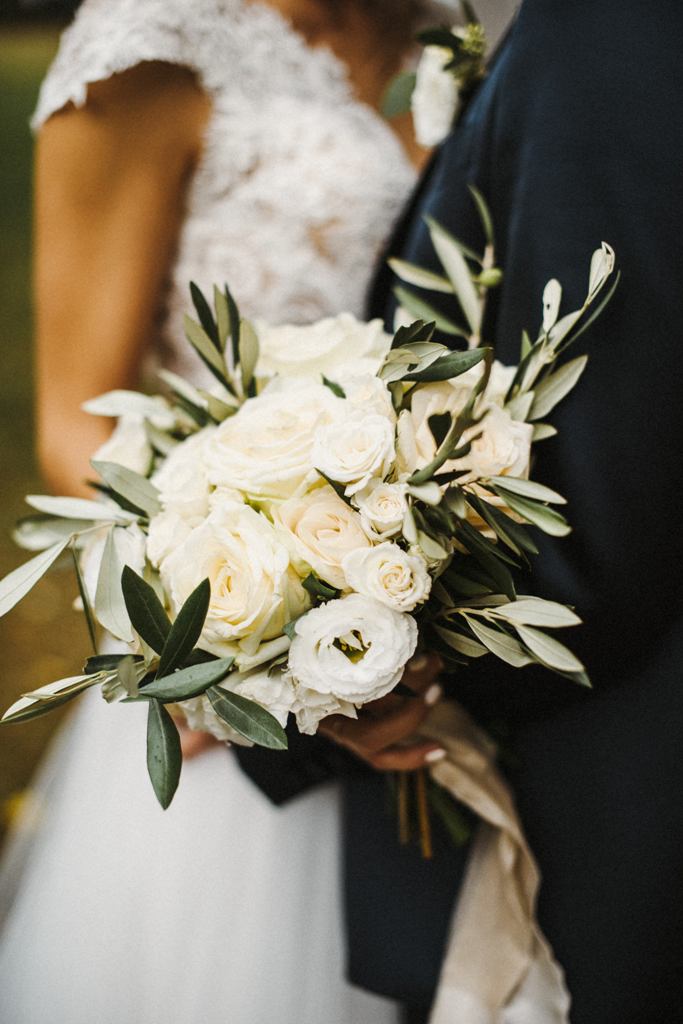 bukiet ślubny, białe kwiaty, oliwka