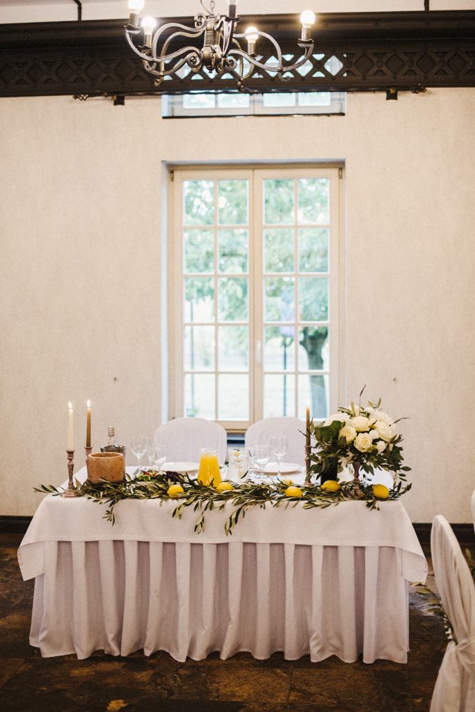 stół Pary Młodej, oliwka, cytrusy, białe kwiaty
